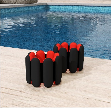 Dos tobilleras/muñequeras con peso negras y rojas junto a una piscina